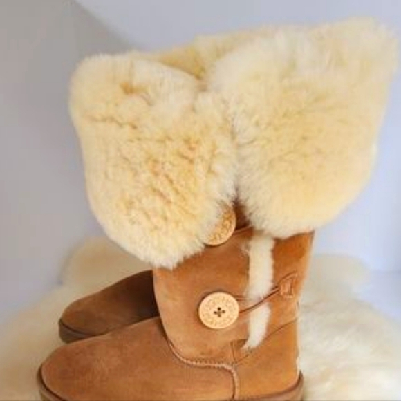 UGGS TRIPLE BUTTON BOOTS OFFERS ALWAYS WELCOME 🤗 Sz 8 - Picture 4 of 13